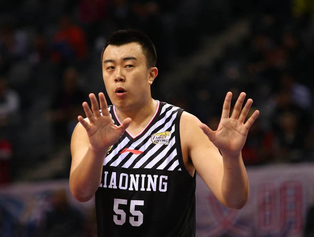 Han Dejun được sinh ra ở bình thường, và trở thành một trung tâm hàng đầu với công việc chăm chỉ, vượt qua Wang Zhizheng với tổng số rebound (4)