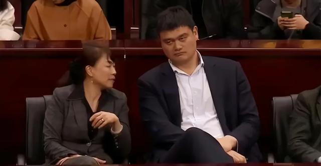 Bạn nghĩ gì về đội huấn luyện bóng rổ nam Trung Quốc Yi Jianlian Zhou Peng? (1)