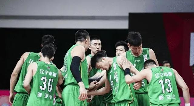 Có rất nhiều người hâm mộ thích đội bóng rổ Liêu Ninh. Bạn thích những người hâm mộ nào? (4)