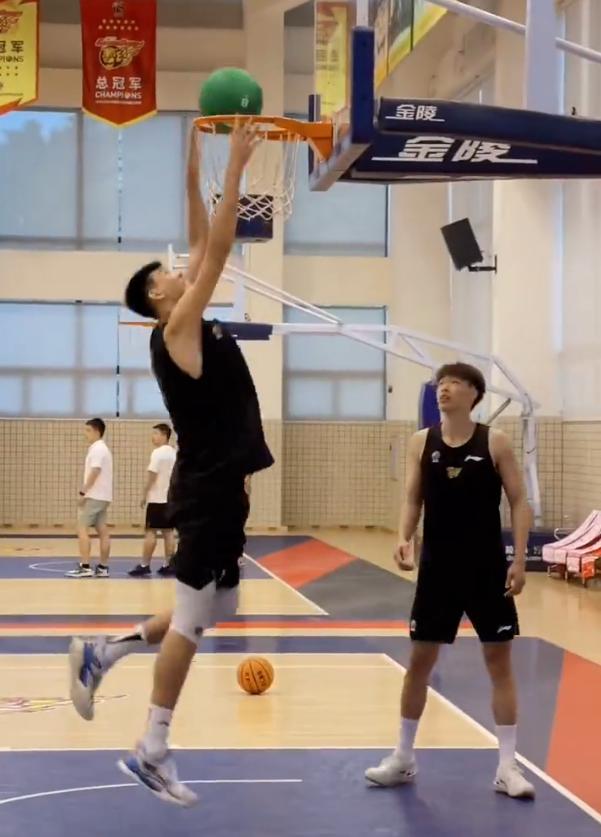 Chỉ cần không chấp nhận nó!Hai ngôi sao mới ở Quảng Đông đã tập luyện điên rồ, nhà vô địch Basking Basket rất nguy hiểm, người hâm mộ có điều gì đó để nói (2)