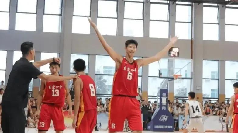 广东本土青年后备力量充裕，国青男篮U18集训队共有6名广东籍球员(1)