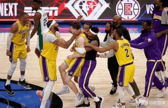 Bang 31+16+10! Tham gia vào niềm đam mê của Lakers, các trinh sát giải đấu đang suy giảm và bây giờ họ đã phải đối mặt (4)