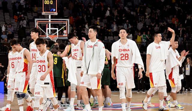 世预赛第二场，对方派出大学生球员，中国男篮主动变阵，只留11人(2)