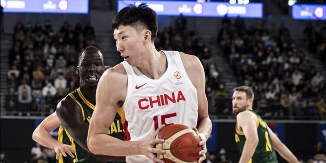 世预赛第二场，对方派出大学生球员，中国男篮主动变阵，只留11人(4)