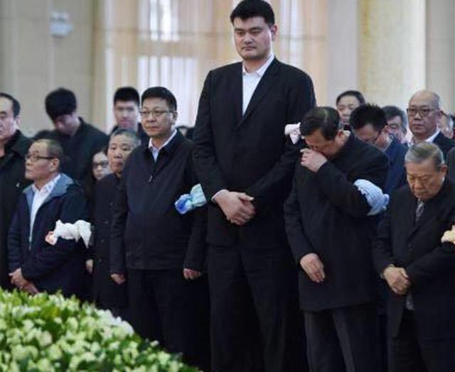 噩耗！中国篮坛功勋离世，享年55岁，姚明悼念，球迷伤心落泪(3)