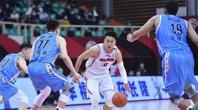 Có rất nhiều người hâm mộ bóng rổ nam ở Quảng Đông. Tại sao có rất ít trò chơi ở Quảng Đông? (3)