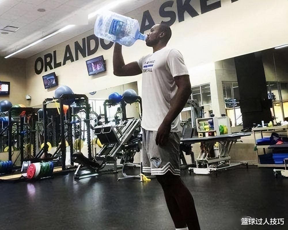 NBA巨人如何喝水？姚明把矿泉水喝成口服液，杜兰特隔着毛巾喝(4)