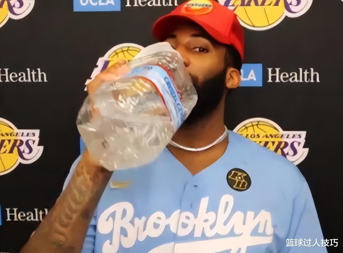 NBA巨人如何喝水？姚明把矿泉水喝成口服液，杜兰特隔着毛巾喝(5)
