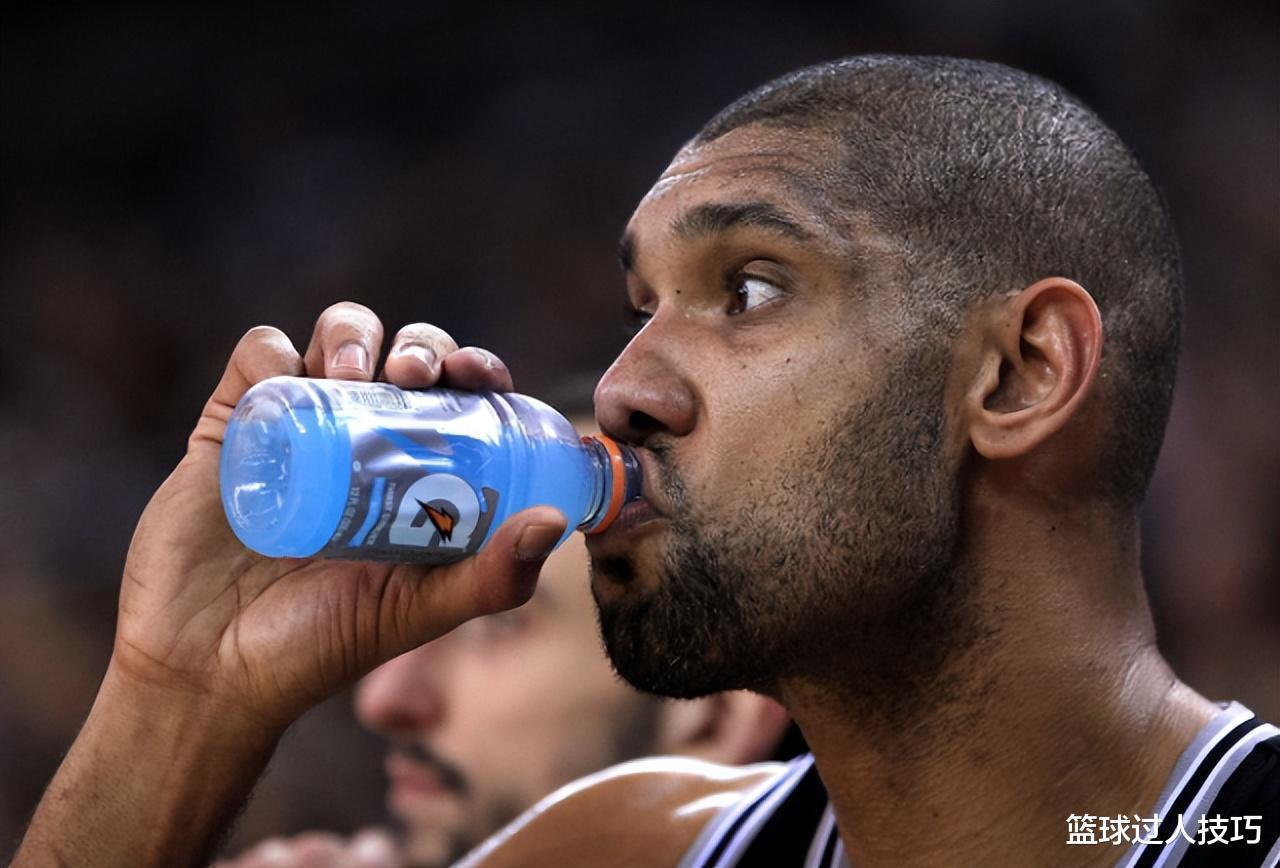 NBA巨人如何喝水？姚明把矿泉水喝成口服液，杜兰特隔着毛巾喝(6)