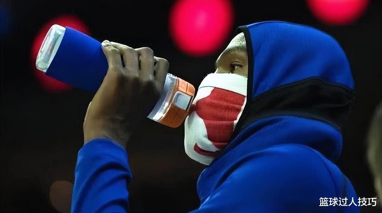 NBA巨人如何喝水？姚明把矿泉水喝成口服液，杜兰特隔着毛巾喝(7)