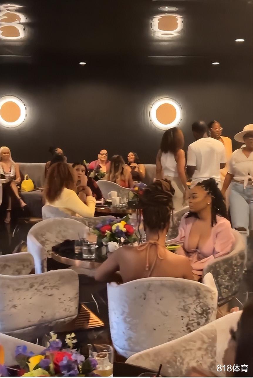 Bạn bè của phụ nữ! Nhà hàng Hemon Houston số 13 đã tổ chức một bữa tiệc lớn và được bao quanh bởi hàng chục người đẹp (4)