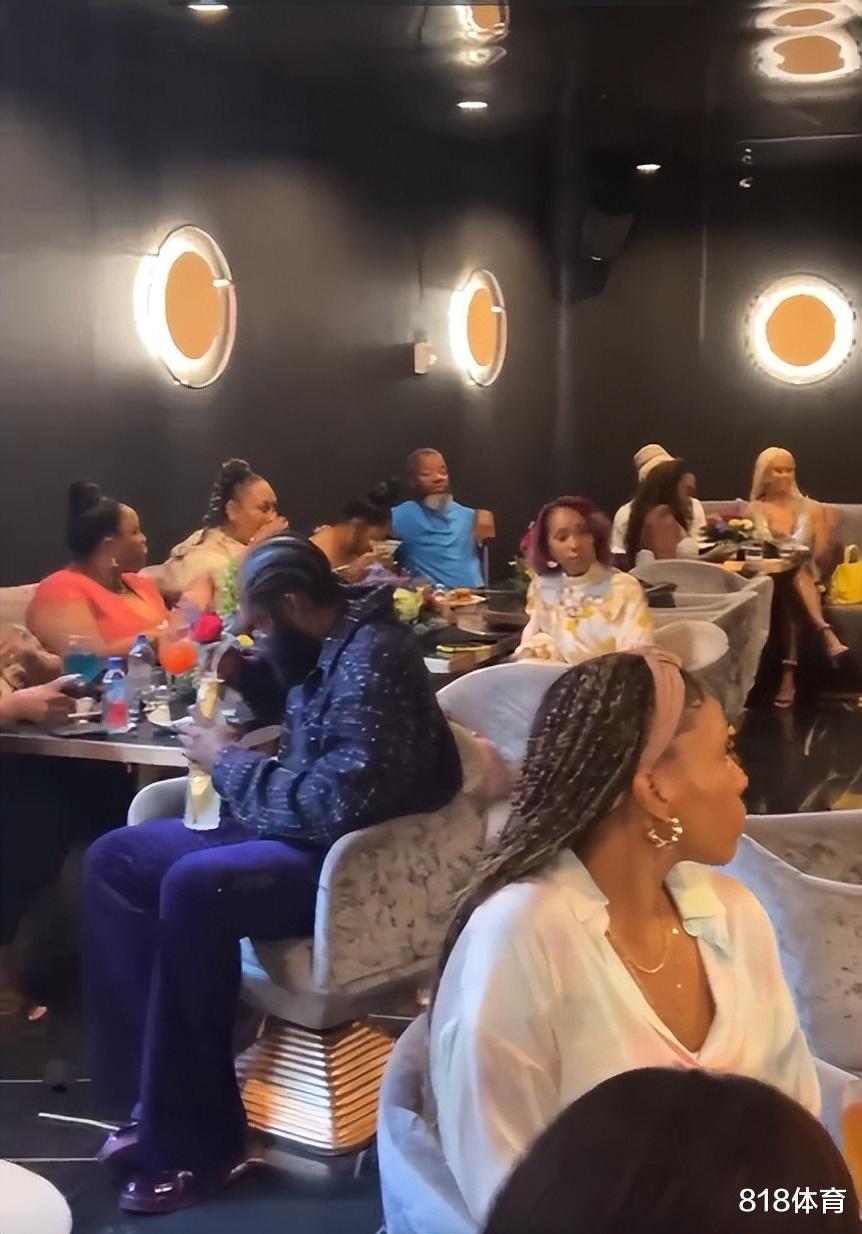 Bạn bè của phụ nữ! Nhà hàng Hemon Houston số 13 đã tổ chức một bữa tiệc lớn và được bao quanh bởi hàng chục người đẹp (5)
