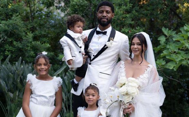 恭喜！NBA球星与娇妻正式结婚，婚前有三个孩子，同甘共苦近十年(1)