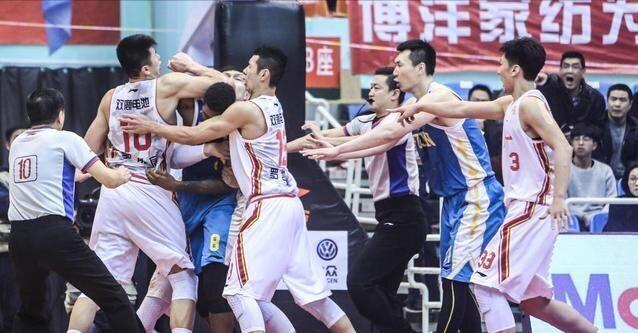严惩不贷！中国篮球赛爆发激烈冲突，球员被打出血！(2)