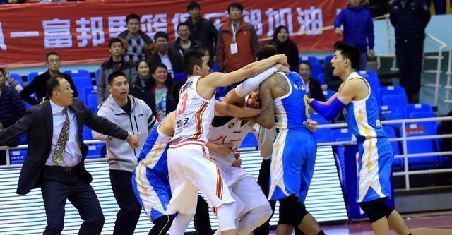 严惩不贷！中国篮球赛爆发激烈冲突，球员被打出血！(3)