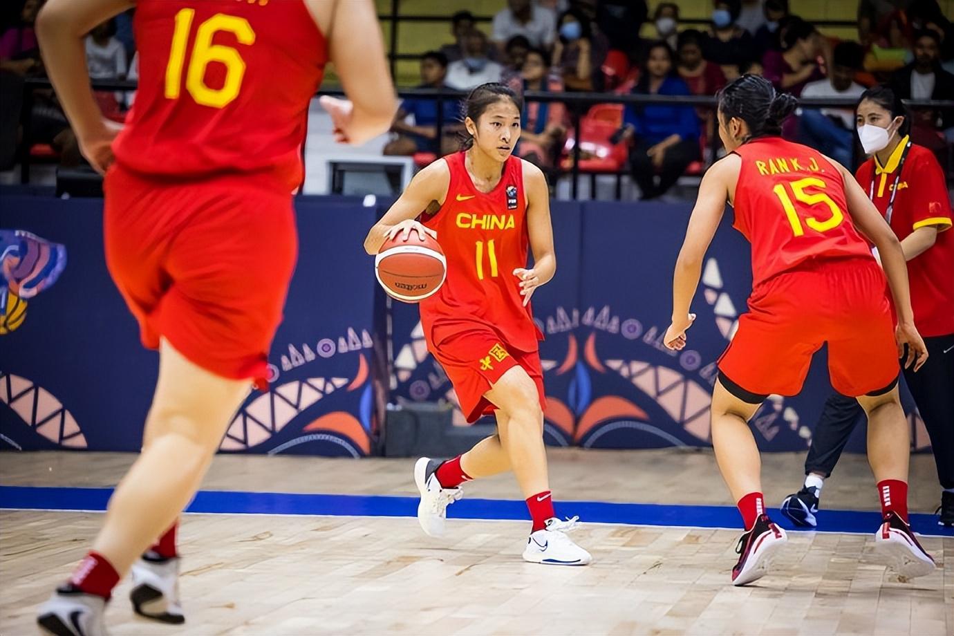 相拥而泣！中国女篮半决赛复仇日本队，队员们拉开国旗绕场庆祝(1)
