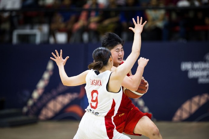 相拥而泣！中国女篮半决赛复仇日本队，队员们拉开国旗绕场庆祝(2)