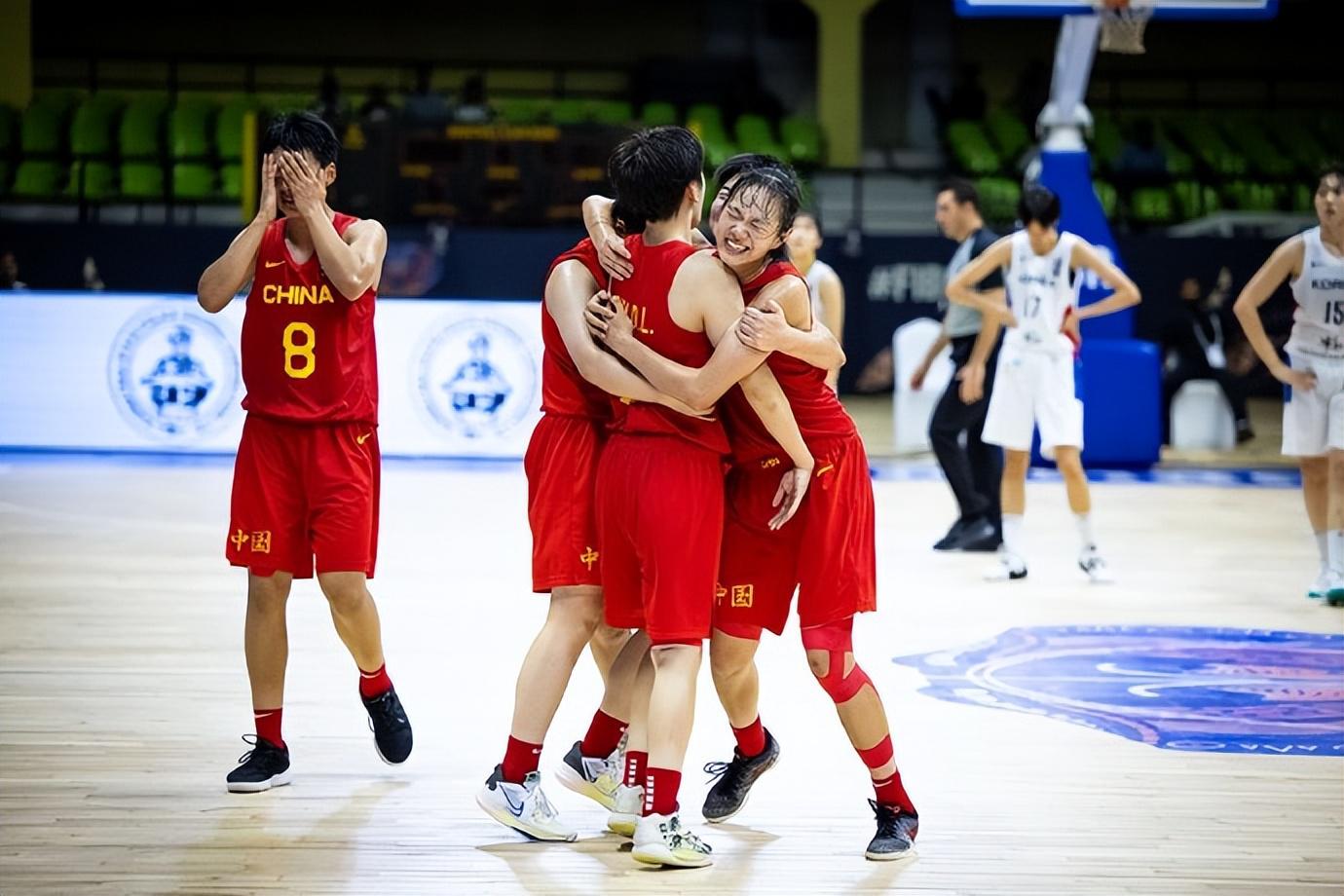 相拥而泣！中国女篮半决赛复仇日本队，队员们拉开国旗绕场庆祝(3)
