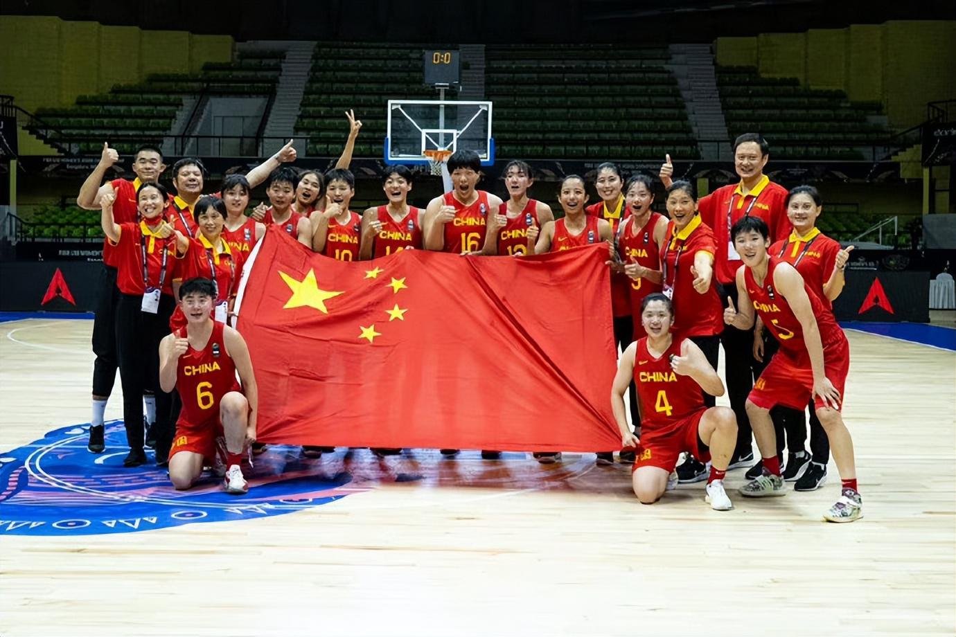 相拥而泣！中国女篮半决赛复仇日本队，队员们拉开国旗绕场庆祝(4)