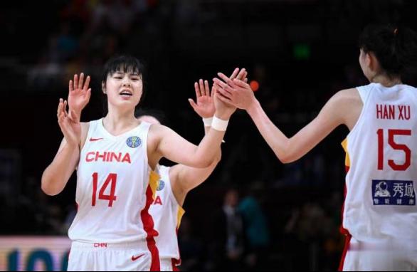 致敬！不敌美国仍骄傲，中国女篮获众赞，中国篮球的路已明了！(2)