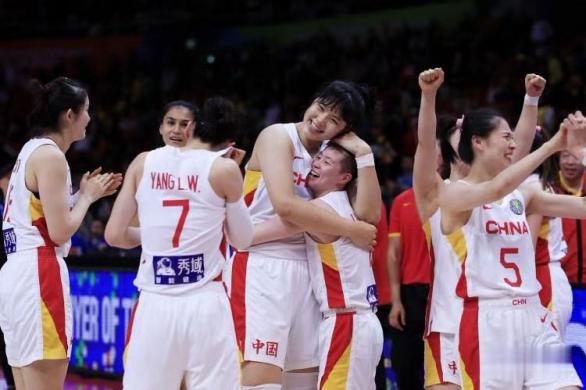 致敬！不敌美国仍骄傲，中国女篮获众赞，中国篮球的路已明了！(3)
