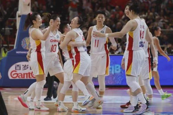 致敬！不敌美国仍骄傲，中国女篮获众赞，中国篮球的路已明了！(4)