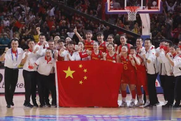 致敬！不敌美国仍骄傲，中国女篮获众赞，中国篮球的路已明了！(5)