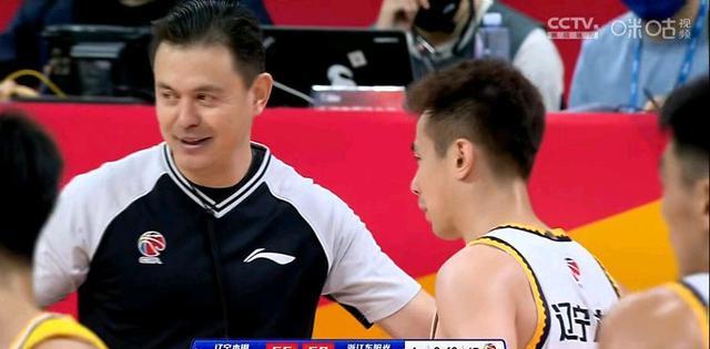 Cắt 16 điểm, 14 rebound và 5 hỗ trợ. Guo Ailun nhận xét về trọng tài sau trận đấu. Nó thực sự trưởng thành! (5)