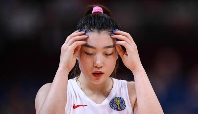 英雄归来！中国女篮包机回国，国际篮联官宣好消息，李梦双喜临门(7)
