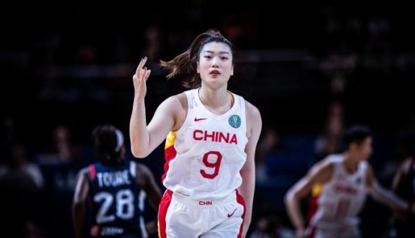 英雄归来！中国女篮包机回国，国际篮联官宣好消息，李梦双喜临门(8)