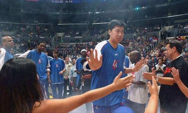 Bóng rổ: Ai là cầu thủ Trung Quốc đầu tiên vào NBA? (2)