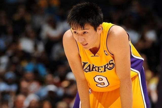 Bóng rổ: Ai là cầu thủ Trung Quốc đầu tiên vào NBA? (4)