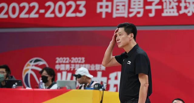CBA Tin tức mới nhất! Đội bóng rổ nam Thượng Hải xem xét huấn luyện viên, Sun Yue đã tổ chức chương trình đầu tiên của huấn luyện viên, Ren Junfei hoàn trả (1)