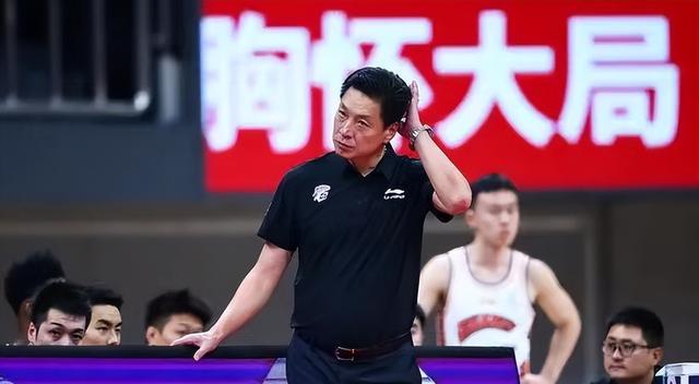CBA Tin tức mới nhất! Đội bóng rổ nam Thượng Hải xem xét huấn luyện viên, Sun Yue đã tổ chức chương trình đầu tiên của huấn luyện viên, Ren Junfei hoàn trả (2)