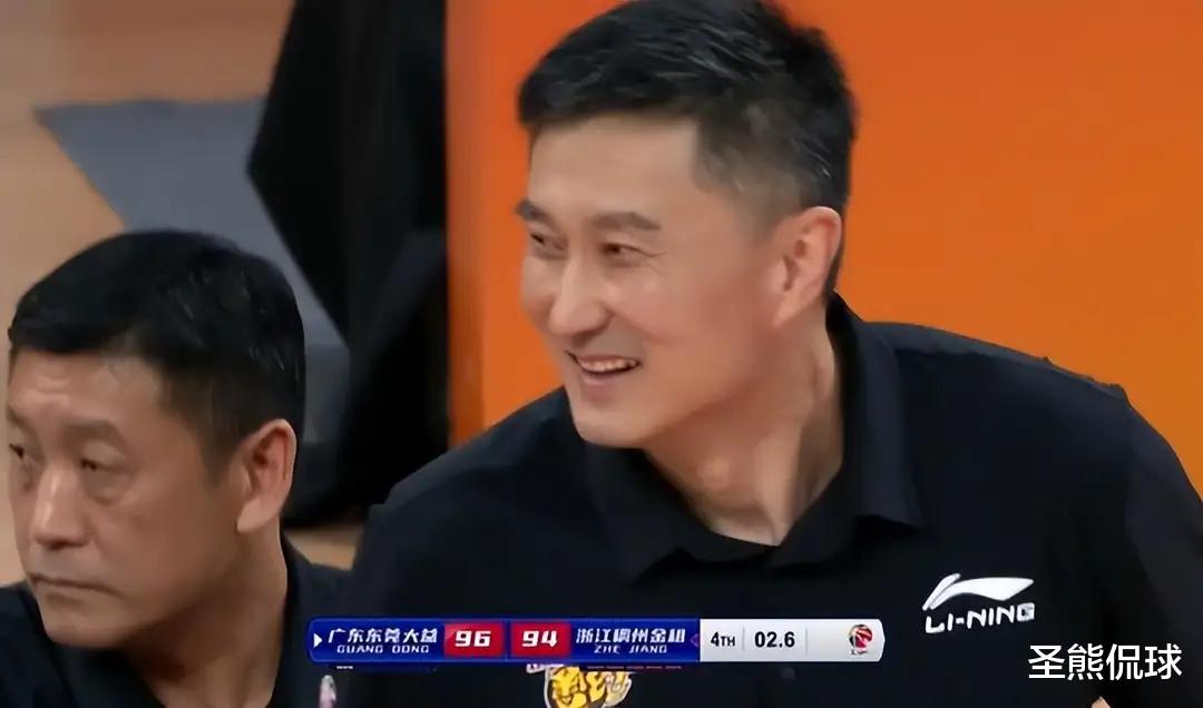 Guangdong da Bai Ellis đã bị choáng bởi đội bóng rổ nam Chiết Giang, choáng váng tại chỗ và gần như đóng dấu đồng đội Zhao Rui (3)
