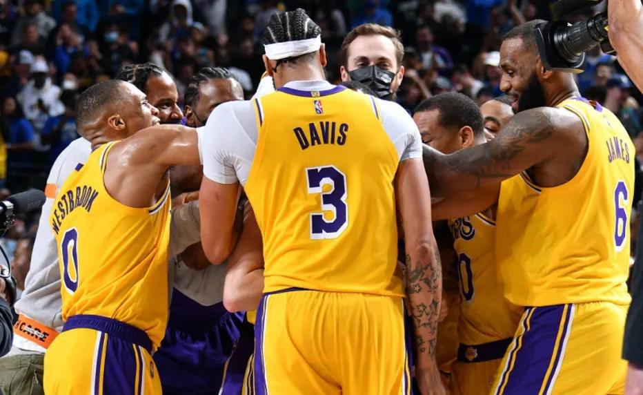 9 điểm +11 điểm +13 điểm, đảo ngược hoàn toàn! Ba người khổng lồ thể hiện sức mạnh kỳ diệu của họ, và Lakers sẽ giành chiến thắng đầu tiên (2)