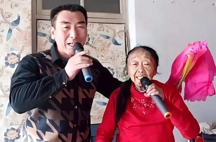 85 -year -old Ma Yuqin đã chơi bóng rổ để chơi Seesaw và được nhiều người chụp ảnh để chụp ảnh. Cư dân mạng: Don Tiết sợ eo lùi (2)