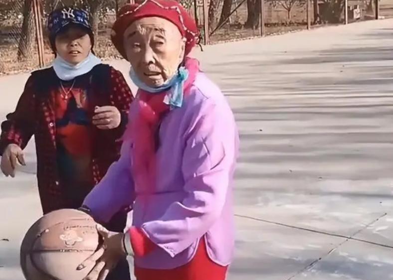 85 -year -old Ma Yuqin đã chơi bóng rổ để chơi Seesaw và được nhiều người chụp ảnh để chụp ảnh. Cư dân mạng: Don Tiết sợ eo nhấp nháy (3)