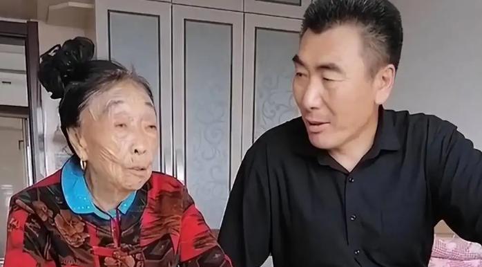 85 -year -old Ma Yuqin đã chơi bóng rổ để chơi Seesaw và được nhiều người chụp ảnh để chụp ảnh. Cư dân mạng: Don Tiết sợ eo nhấp nháy (8)