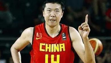 "中国篮球教父"王治郅，巅峰时期到底多强？姚明：他是我的目标！(2)