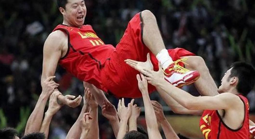 "中国篮球教父"王治郅，巅峰时期到底多强？姚明：他是我的目标！(3)