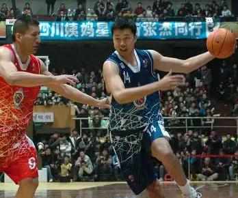 "中国篮球教父"王治郅，巅峰时期到底多强？姚明：他是我的目标！(6)