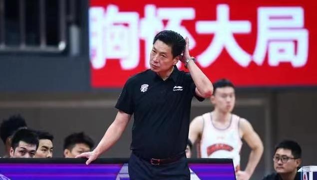 CBA最新消息！上海更换教练，胡金秋第二阶段报销，杨鸣惹争议(2)