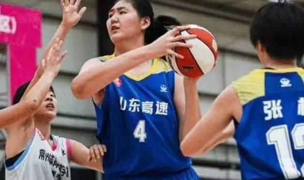 15岁少女身高达到2米26，单场曾得到68分，中国女篮后继有人(3)