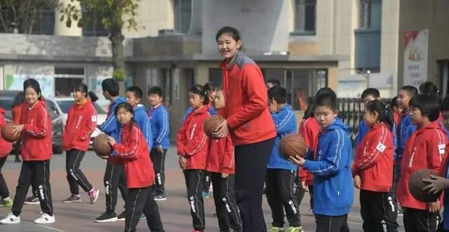 15岁少女身高达到2米26，单场曾得到68分，中国女篮后继有人(5)