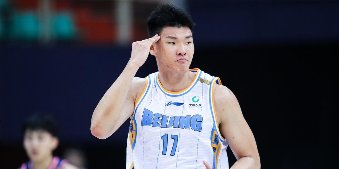 中国男篮主帅两场比赛被4人打动，张镇麟天赋尽显，易建联还能打(4)