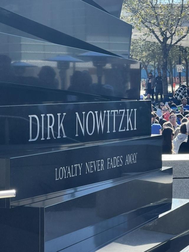 诺维茨基雕像正式揭幕！21个字母代表21年生涯 德克：忠诚永不消逝(4)