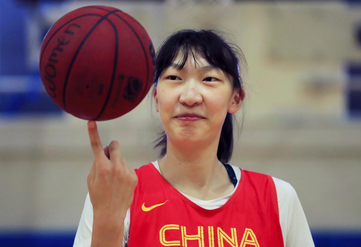 不好找对象？中国女篮名将恢复单身，2.01米重200多斤 确实难匹配(1)