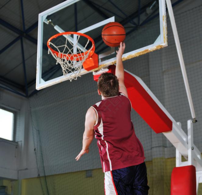 在打篮球的时候，我们的身体会不断向前移动。因此我们需要注意自己的身体平衡性(7)
