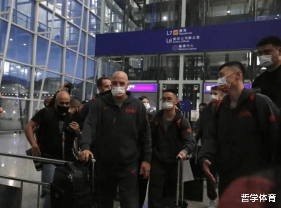 男篮抵达香港！很多球迷热情接机，姚明与中国队做出了温馨举动(5)